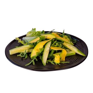 Зелена салата микс, краставица, авокадо, рукола, бейби спанак и меден дресинг