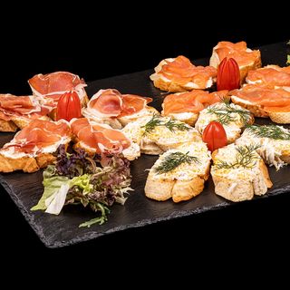 Брускети с пушена сьомга