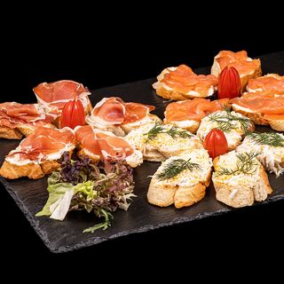 Брускети със скариди и яйце