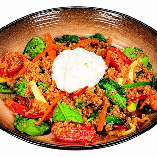 Киноа със сотирани зеленчуци