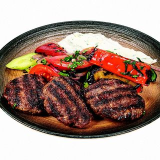 Телешки Кюфтета с печени зеленчуци