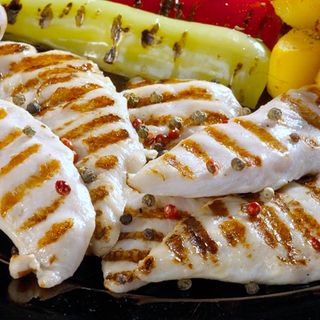 Крехки пилешки бонфилета със задушени зеленчуци