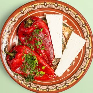 Печени чушки със сирене и чесън