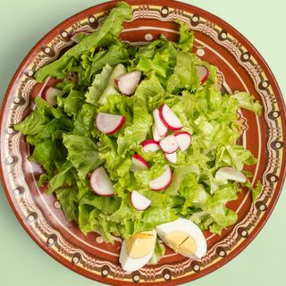 Зелена салата с яйце