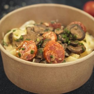 Талиателе с Алфредо сос, наденичка и гъби