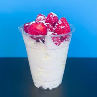 Ягоди с бита сметана