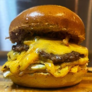 Класически чийзбургер и картофки