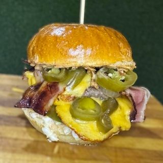 Халапеньо телешки бургер и картофки