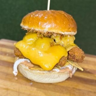 Двоен пилешки бургер и картофки