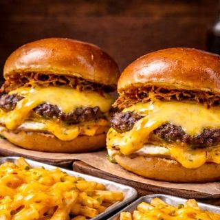 Комбо Чийзбургер (2бр) с чедър картофки (2бр)