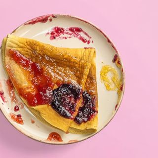 Палачинка със сладко и сирене