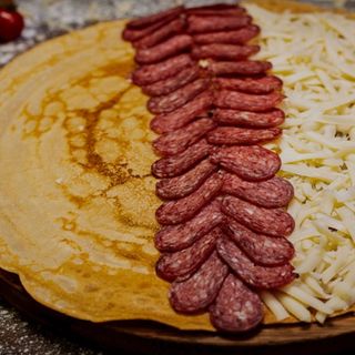 Турбо палачинка с луканка,кашкавал,чедър и кисели сладки краставички:)