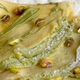 Палачинка с бял шоколад,крем от шам фъстък и портокалови корички