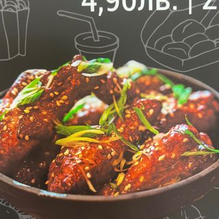 Пилешки крилца със сладко чили, зелен лук и сусам (330г)