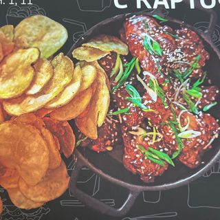 Пилешки крилца със сладко чили, зелен лук и сусам + картофен чипс