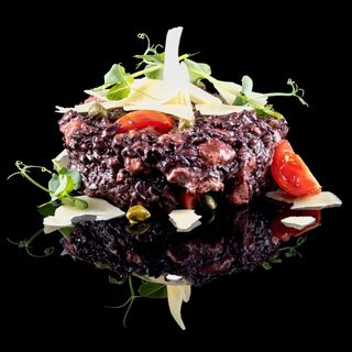 Ризото Неро с пиле (350г)