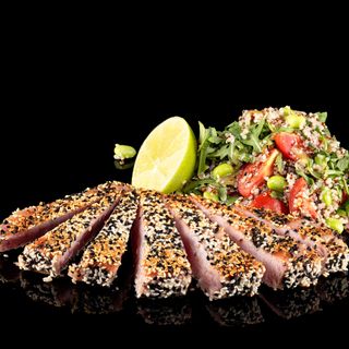 СТЕК ОТ РИБА ТОН СЪС СУСАМ