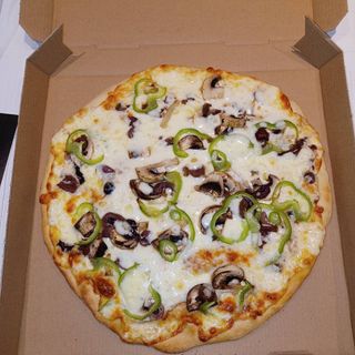 Капричоза Пица 31cm, BBQ сос + 1 салата Coleslaw