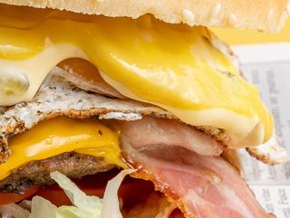 Бейкън Бургер с ΒΒQ сос, яйце, и чедър