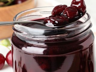 Десерт палачинка с сладка череша, шоколад и бисквитки OREO