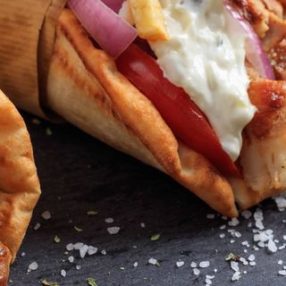 Меню Гръцка пита с бургер mix, картофи и напитка