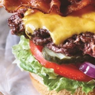 Бейкън Двоен Deluxe Бургер с чедър - Голям