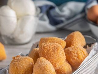 8 бр. хрупкави моцарела крокетии и Burger сос