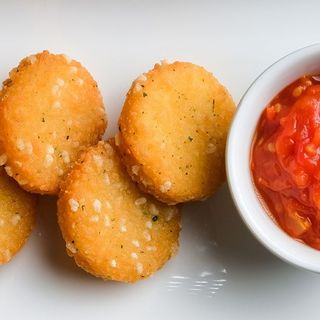 Панирани сиренца Камембер със специално сладко от домати