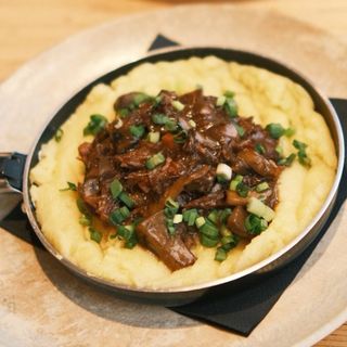 Полента с дърпано телешко и ароматни гъби (300 г)