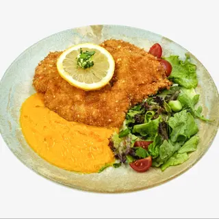 Пилешки шницел върху  пюре от моркови (300 г )