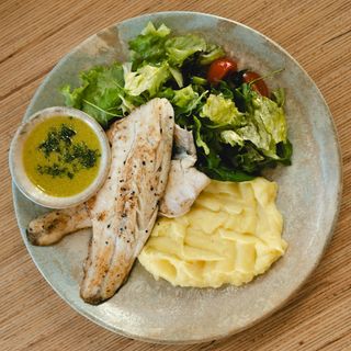 Филе лаврак върху картофен дип (300 г)