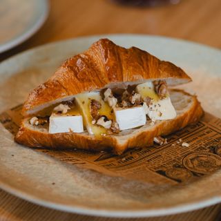 Kроасан със сирене Камамбер, мед и орехи (160г)