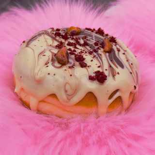 Шам фъстък  с шоколад и малини