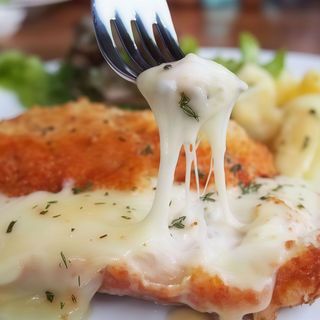 Пилешка пържола с топено сирене