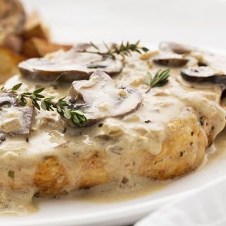 Пилешка пържола от бут с гъбен сос и гарнитура (350гр)