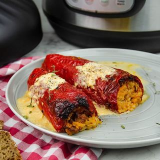 Пълнени чушки с кайма и ориз с добавено кисело мляко (350гр)