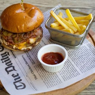 Телешки бургер с пържени картофи (400гр)