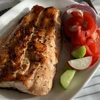 Сьомгова пъстърва с гарнитура (350 гр)