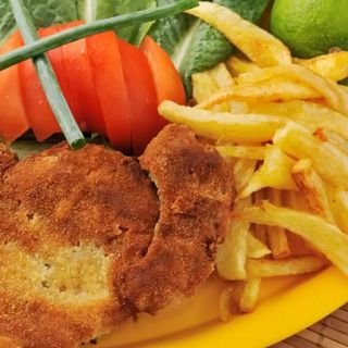 Свински панирани карета с гарнитура (350гр)