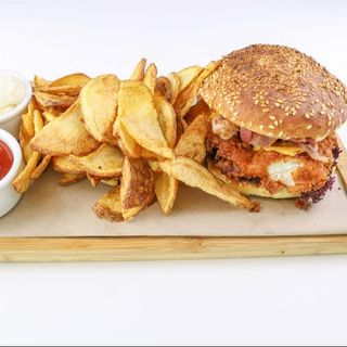 Бургер с панировано пилешко филе и пържени картофи (400гр)