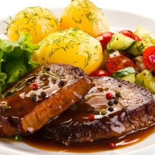 Свински печен врат с гарнитура (350гр)