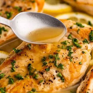 Пилешка пържола от бут с медено-горчичен сос и гарнитура (350гр)