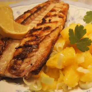 Скумрия на скара с картофена салата (350 гр)