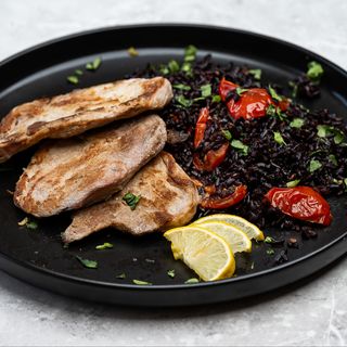 Свински каренца с императорски ориз и чери домати