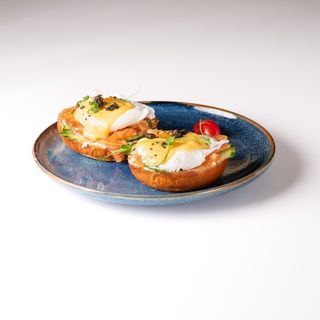 Пухкав бриош със сьомга и билково крема сирене (250г)