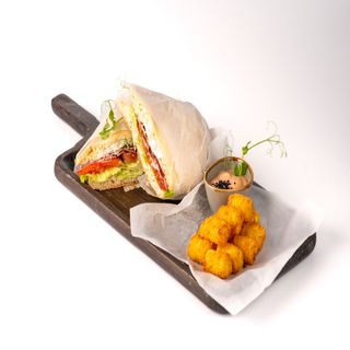 БЛТ сандвич с домашна чабата (300г)