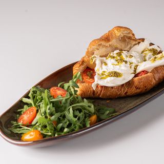 Кроасан с печени домати и бурата (280г)