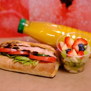 Сандвич с пилешко, фреш портокал, плодова салата