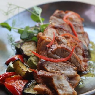 Свински гърди с печени зеленчуци