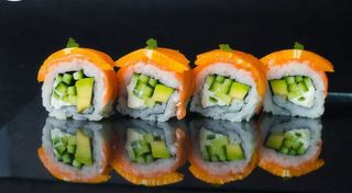 УРАМАКИ ПУШЕНА СЬОМГА И ПОРТОКАЛ (4БР-120ГР.)